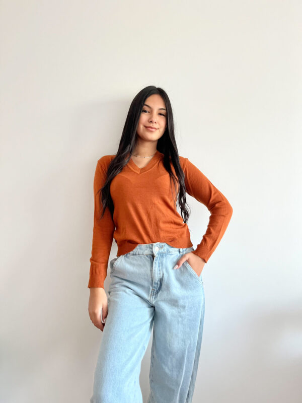 Sweater liso cuello V