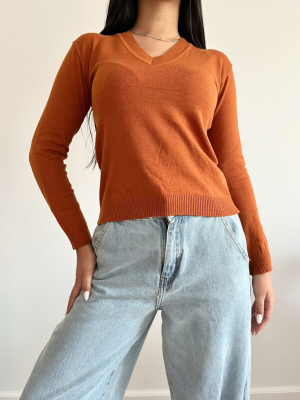 Sweater liso cuello V - Image 2