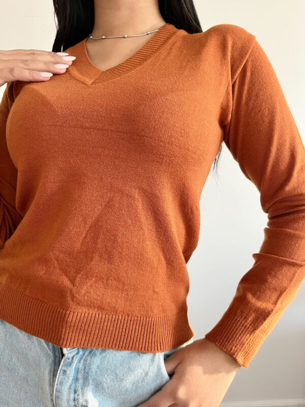 Sweater liso cuello V - Image 3
